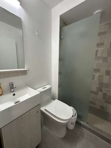 Hermoso apartamento con refrideradora nueva y parqueo techado