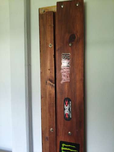 Cama de madera y super bien estado.. Sin colchón 