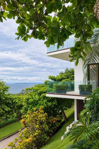 Villa de Lujo con Vista al Mar y Piscina Infinita en Faro Escondido, Playa Herradura