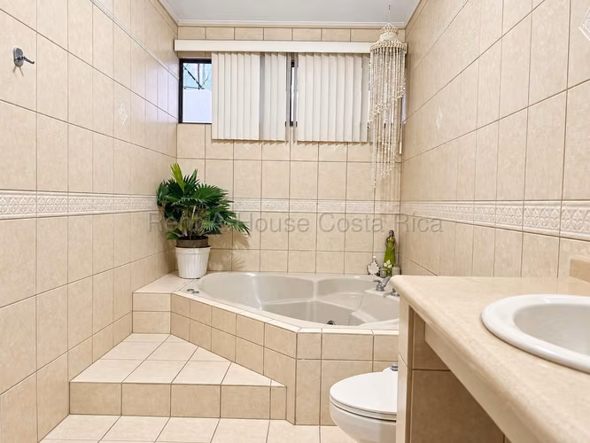 CASA GRANDE EN VENTA EN SAN PABLO DE HEREDIA | 7 HABITACIONES, 4 VEHÍCULOS - Imagen 18