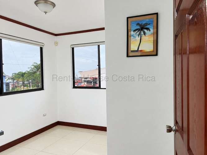 Venta de amplia casa con 7 dormitorios en San Pablo, Heredia - Imagen 12
