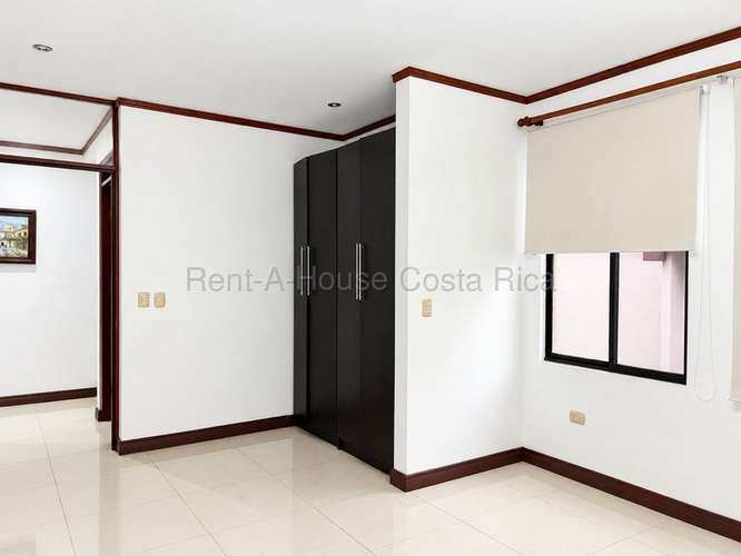 Venta de amplia casa con 7 dormitorios en San Pablo, Heredia - Imagen 3