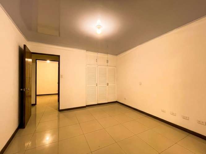 CASA CON 5 HABITACIONES + OFICINA Y 4 BAÑOS SABANILLA ¢600.000 MENSUALES + DEPOSITO - Imagen 16