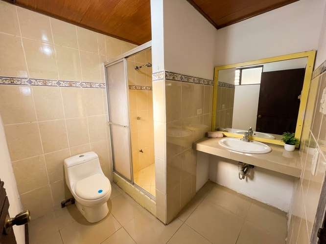 CASA CON 5 HABITACIONES + OFICINA Y 4 BAÑOS SABANILLA ¢600.000 MENSUALES + DEPOSITO - Imagen 17