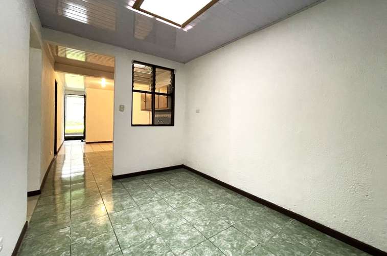 CASA CON 5 HABITACIONES + OFICINA Y 4 BAÑOS SABANILLA ¢600.000 MENSUALES + DEPOSITO - Imagen 4