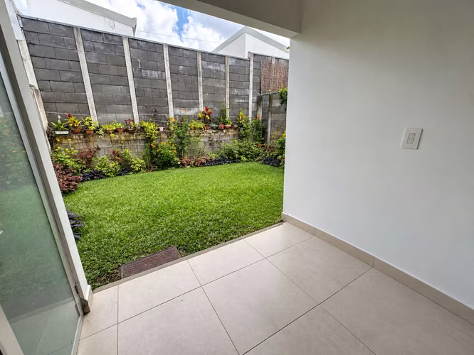 VENTA DE CASA DE 1 PLANTA, 2 HABITACIONES, CON PATIO EN CONDOMINIO, SAN JOAQUIN DE HEREDIA