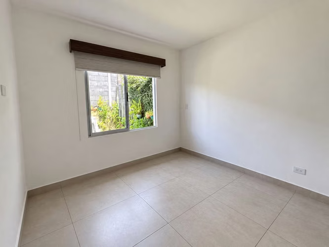 VENTA DE CASA DE 1 PLANTA, 2 HABITACIONES, CON PATIO EN CONDOMINIO, SAN JOAQUIN DE HEREDIA