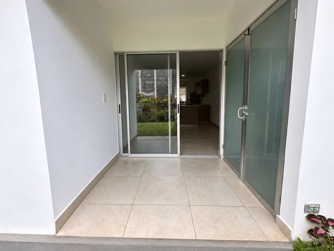 VENTA DE CASA DE 1 PLANTA, 2 HABITACIONES, CON PATIO EN CONDOMINIO, SAN JOAQUIN DE HEREDIA