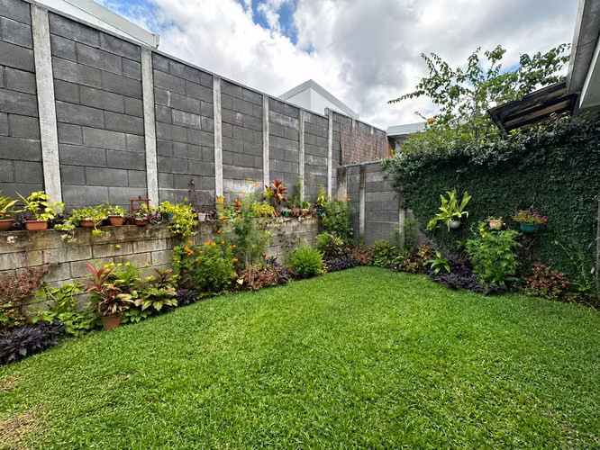VENTA DE CASA DE 1 PLANTA, 2 HABITACIONES, CON PATIO EN CONDOMINIO, SAN JOAQUIN DE HEREDIA