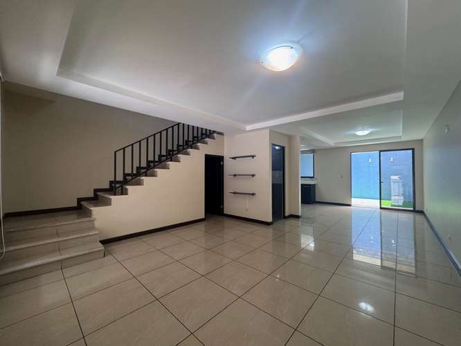Venta de casa en Residencial Privado con Amplios Espacios
