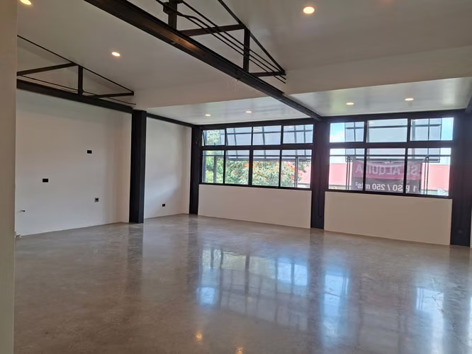 Local 200 m2 Tercer piso de Edificio Barrio Escalante - Imagen 2