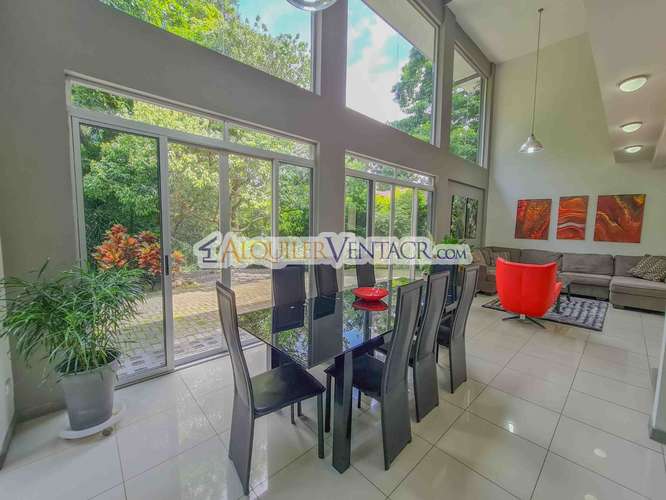 Lujoso condo amueblado con jardín en Brasil de Mora Santa Ana - Imagen 5