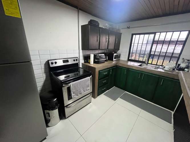 Alquiler apartamento 2 habitaciones en segundo nivel con cochera. Alajuela
