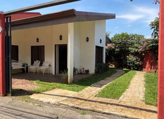 SE VENDE CASA DE UN NIVEL CON JARDIN FVB - Imagen 3