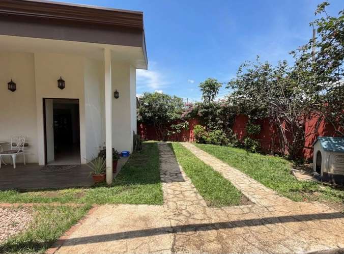 SE VENDE CASA DE UN NIVEL CON JARDIN FVB - Imagen 2