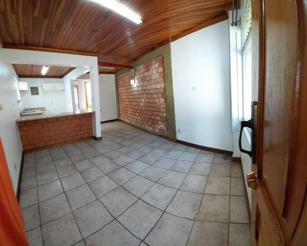 (No disponible, tenemos uno de 2 hab.) Apto una habitación, parqueo bajo techo y cargador para vehículo eléctrico 