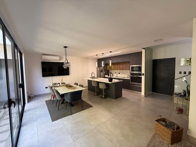 MODERNO TOWNHOUSE AMUEBLADO EN GUACHIPELIN NORTE, ESCAZÚ