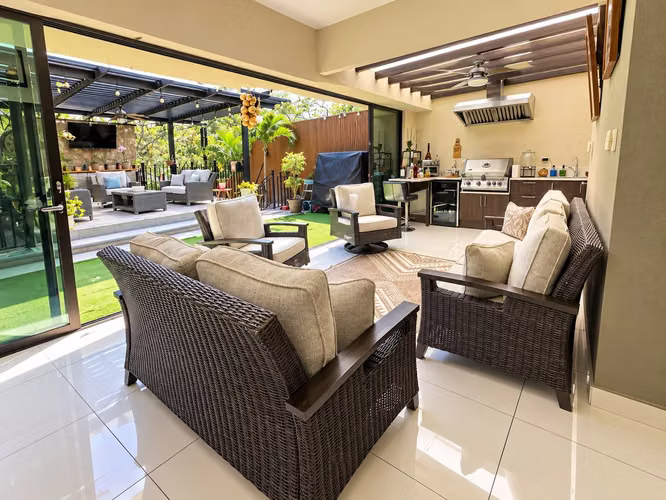 Venta de Casa de Lujo en Condominio Parques del Sol