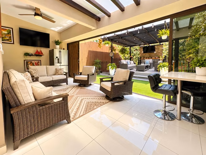 Venta de Casa de Lujo en Condominio Parques del Sol - Imagen 2