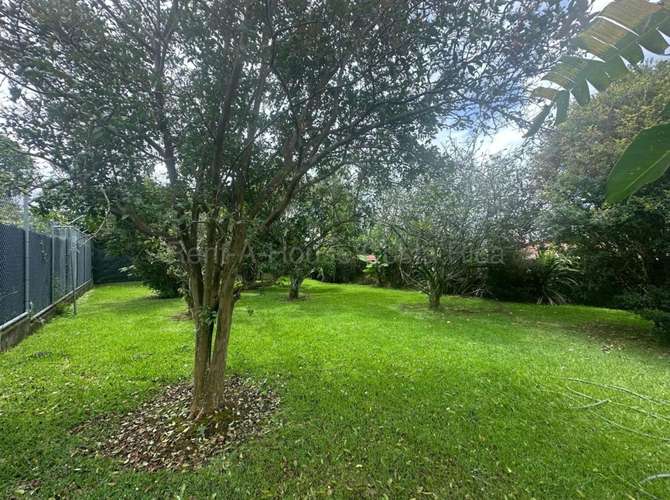 Casa en venta de 3 dormitorios en San Isidro, Heredia, con vistas a montañas y amplios jardines. G.A. - Imagen 20
