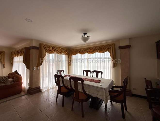Casa en venta de 3 dormitorios en San Isidro, Heredia, con vistas a montañas y amplios jardines. G.A. - Imagen 5