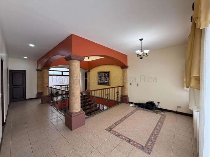 Casa en venta de 3 dormitorios en San Isidro, Heredia, con vistas a montañas y amplios jardines. G.A. - Imagen 11
