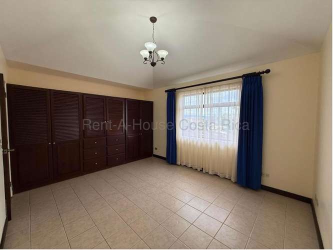 Casa en venta de 3 dormitorios en San Isidro, Heredia, con vistas a montañas y amplios jardines. G.A. - Imagen 16