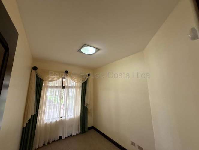 Casa en venta de 3 dormitorios en San Isidro, Heredia, con vistas a montañas y amplios jardines. G.A. - Imagen 8