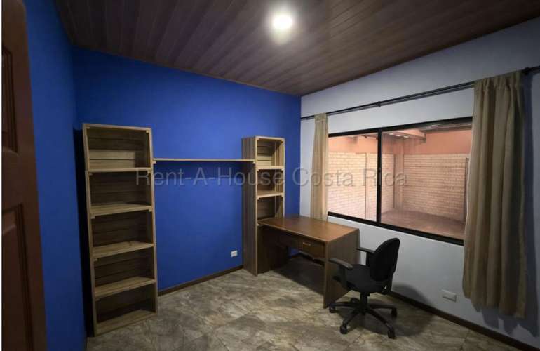 Casa en venta en San José de la Montaña, Heredia, con 130 m² construidos y 3 dormitorios. G.A.