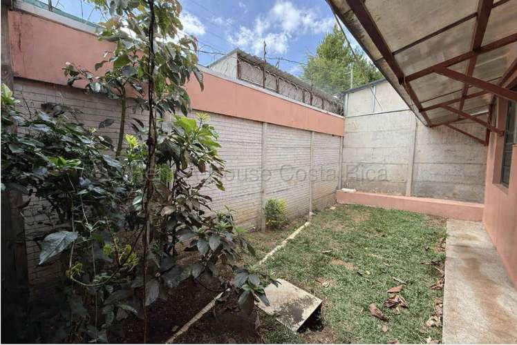 Casa en venta en San José de la Montaña, Heredia, con 130 m² construidos y 3 dormitorios. G.A.