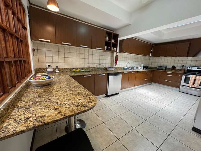 Venta de casa de una planta, independiente cerca de Distrito 4 - Imagen 9