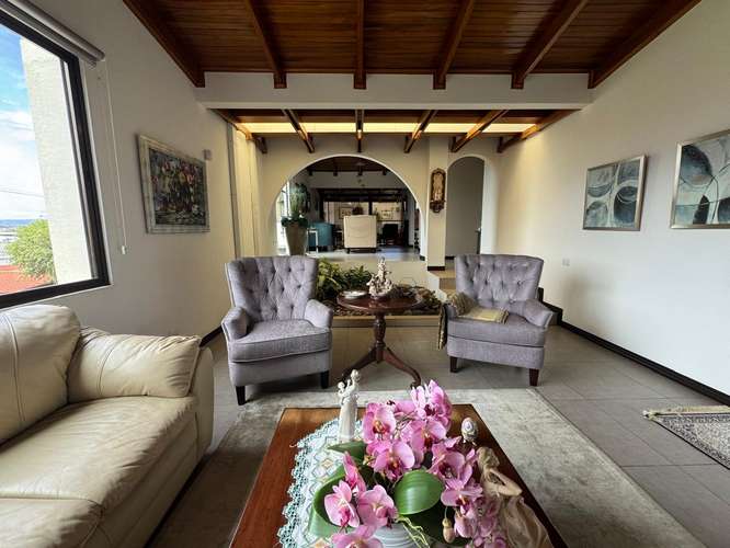 Venta de casa de una planta, independiente cerca de Distrito 4 - Imagen 2