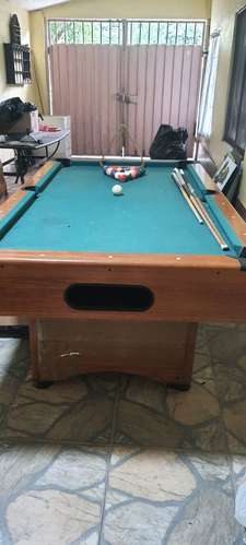 Mesa de billar, con dos juegos de bolas y todos sus accesorios 