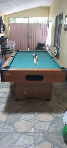 Mesa de billar, con dos juegos de bolas y todos sus accesorios 