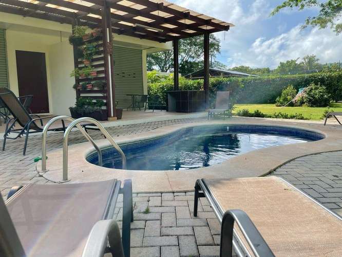 Guanacaste: inversión única con 3 apartamentos, piscina, jardines y amenidades de lujo.