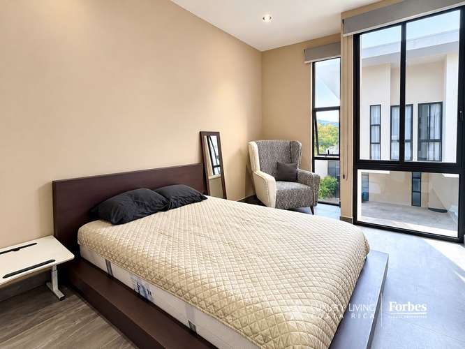 21566 - Casa contemporánea esquinera de 3 hab con jardín en Lindora - Imagen 17