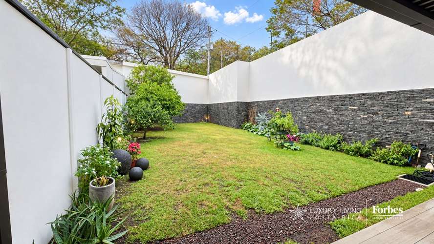 21566 - Casa contemporánea esquinera de 3 hab con jardín en Lindora - Imagen 5