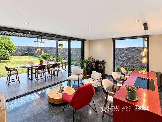 21566 - Casa contemporánea esquinera de 3 hab con jardín en Lindora