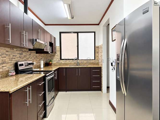 ESPACIOSA CASA DE 7 HABITACIONES CON COCHERA PARA 4 VEHÍCULOS EN SAN PABLO DE HEREDIA - Imagen 8