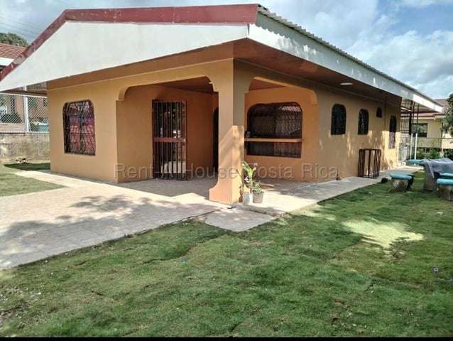 CASA CON AMPLIO JARDIN