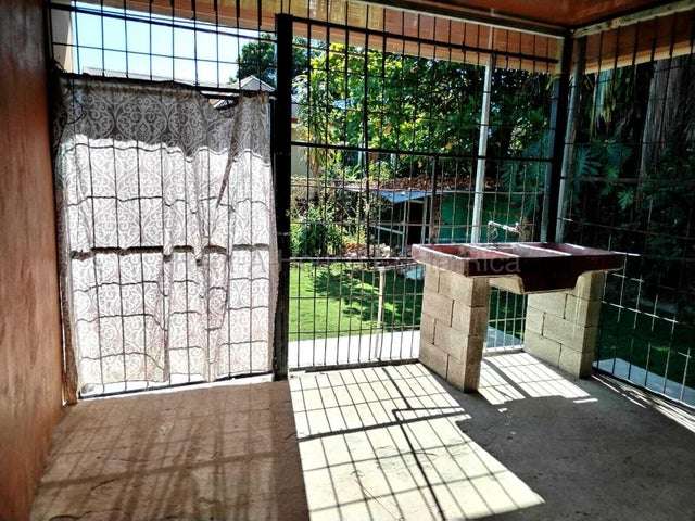 CASA CON AMPLIO JARDIN - Imagen 9