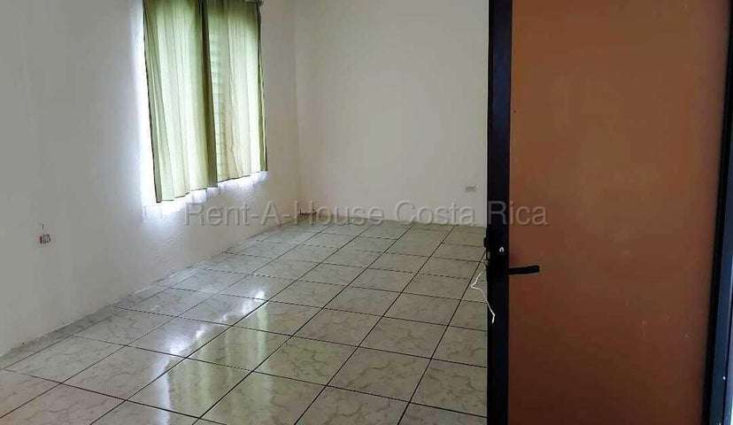 CASA CON AMPLIO JARDIN - Imagen 6