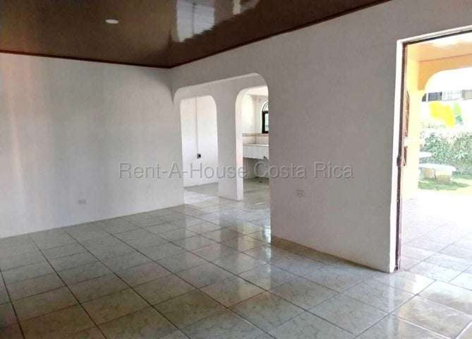 CASA CON AMPLIO JARDIN - Imagen 4