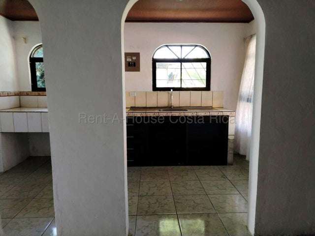 CASA CON AMPLIO JARDIN - Imagen 8