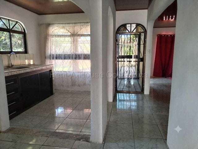 CASA CON AMPLIO JARDIN - Imagen 3