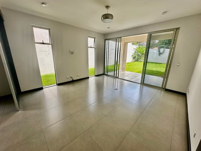 ALQUILER DE AMPLIA CASA EN CONDOMINIO EN LA RIBERA, BELEN