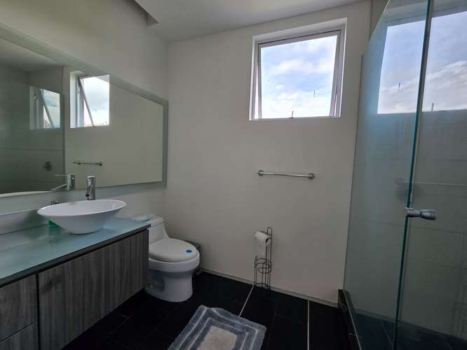 Moderno apartamento amoblado con amenidades en Santa Ana $1800 - Imagen 7
