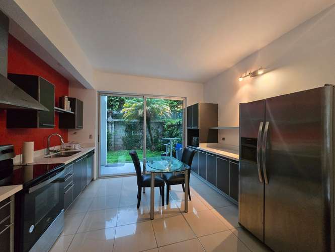 Moderno apartamento amoblado con amenidades en Santa Ana $1800 - Imagen 8