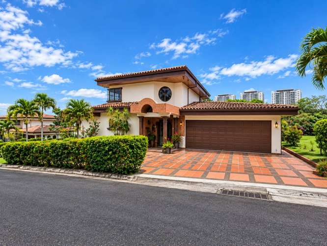 Residencia exclusiva con amplio terreno en San Pablo de Heredia.  