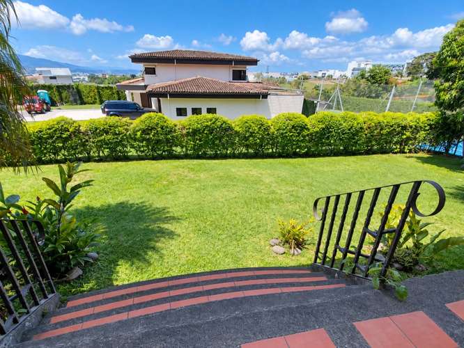 Residencia exclusiva con amplio terreno en San Pablo de Heredia.   - Imagen 2